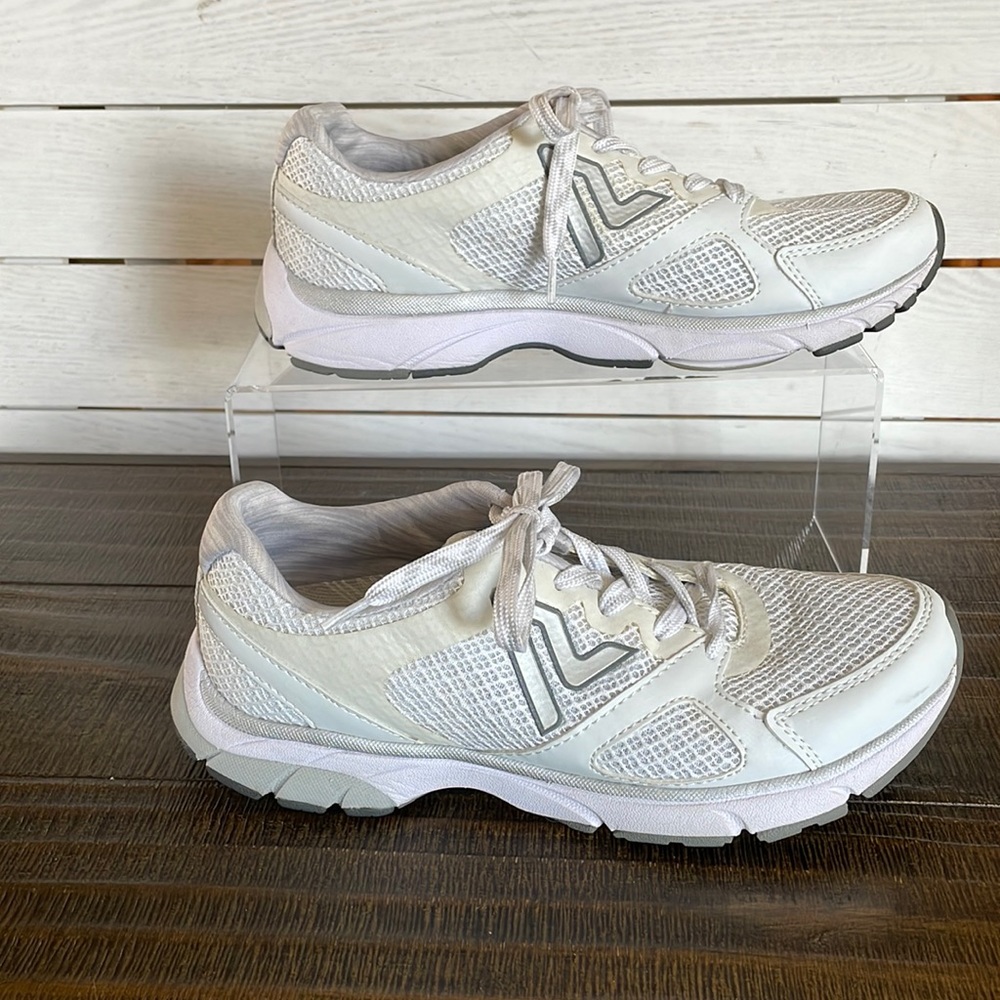 Vionic Satima walking shoes, white, size 6.5